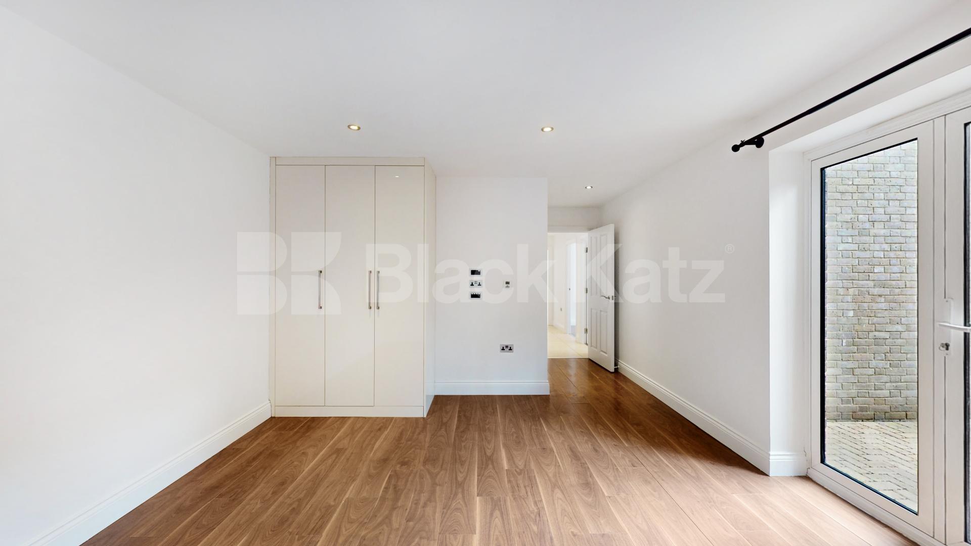 Stylish 3 bedroom minutes to Palmers Green Huguenot Drive, Palmers Green